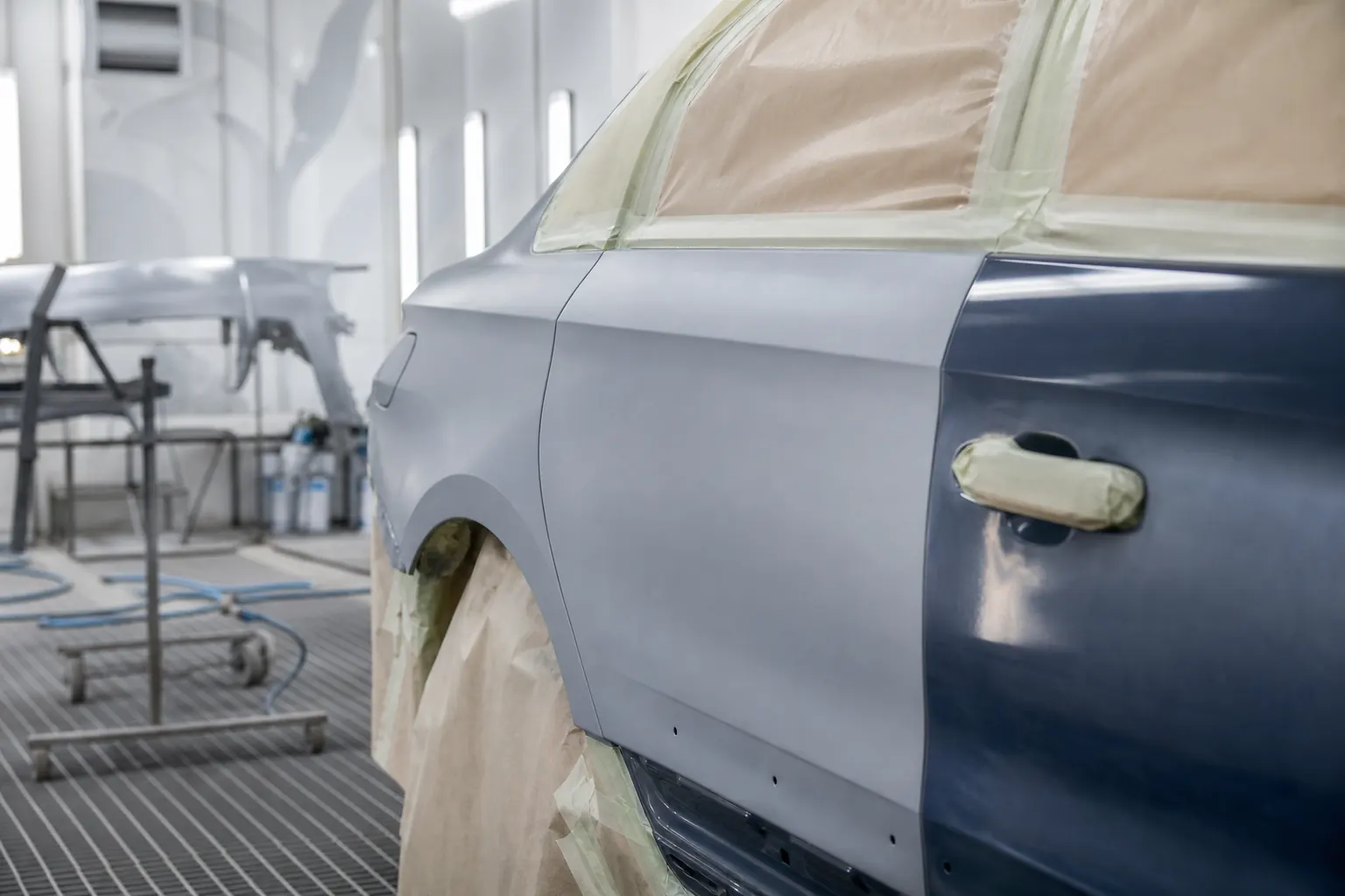 Detalhe de veiculo em preparacao para pintura automotiva